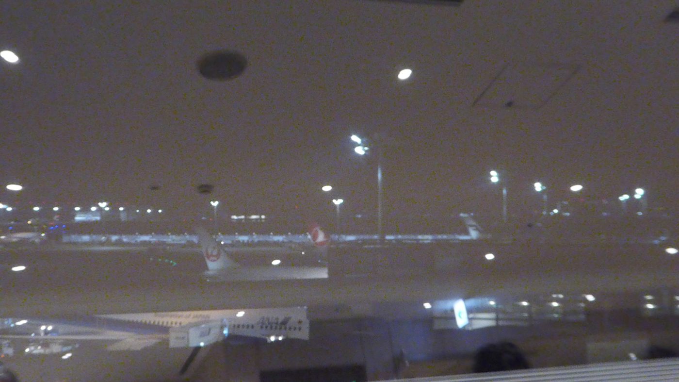 夜の羽田空港、出発を待つ機体
