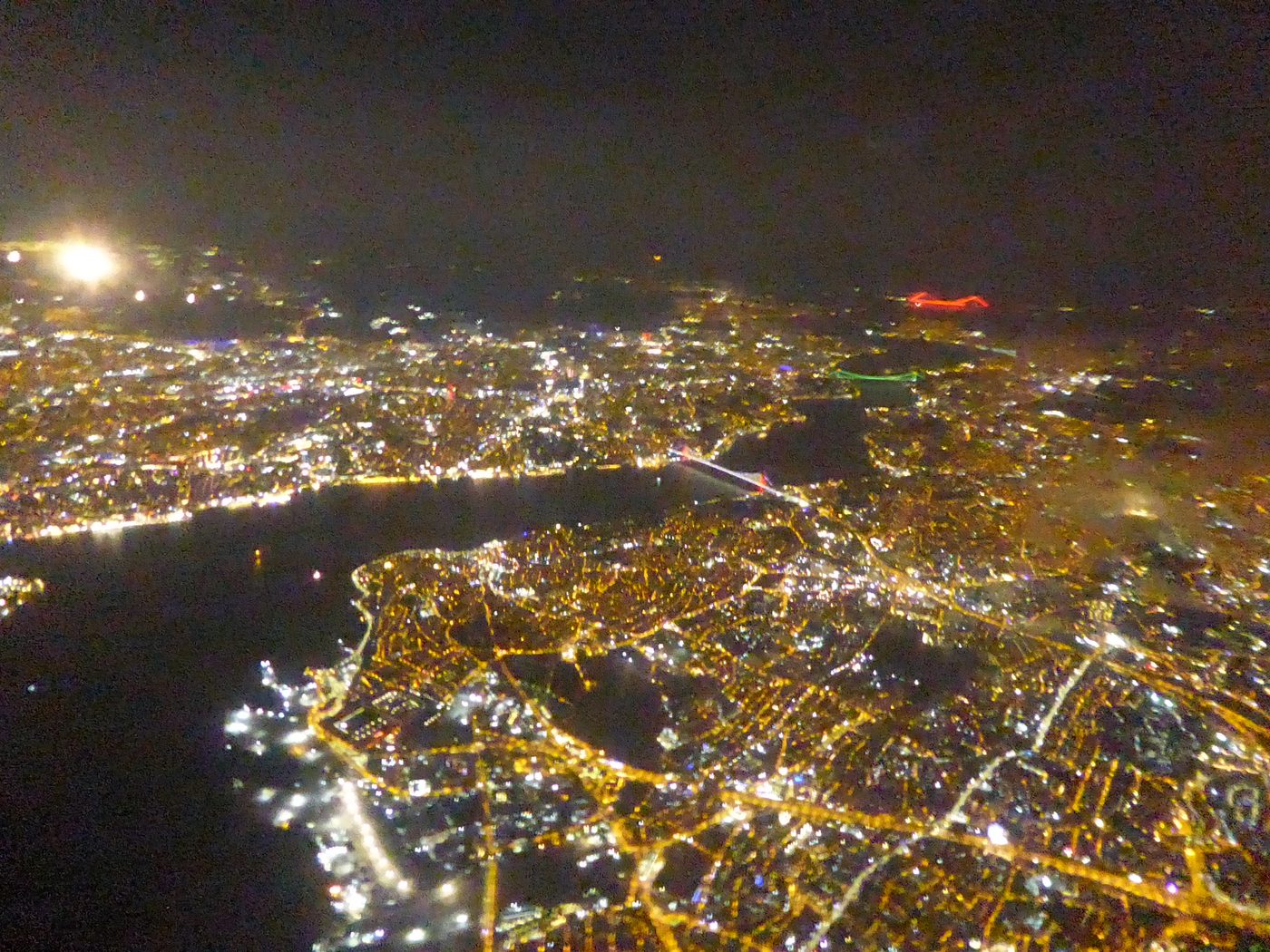 眼下に広がるイスタンブールの夜景