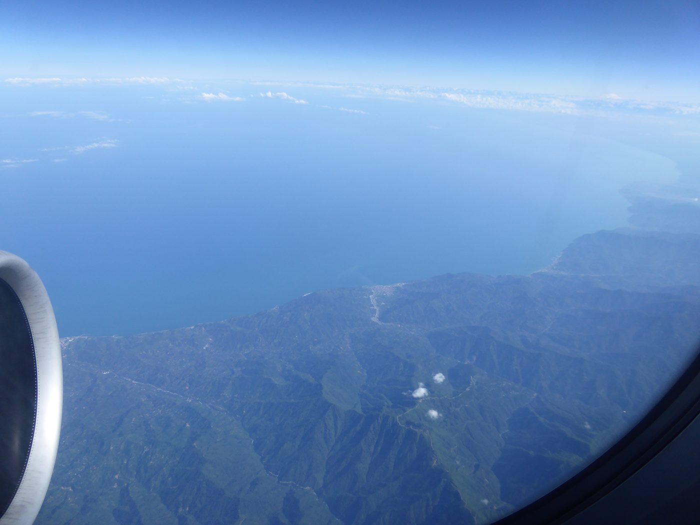 翼の下に黒海の海岸線