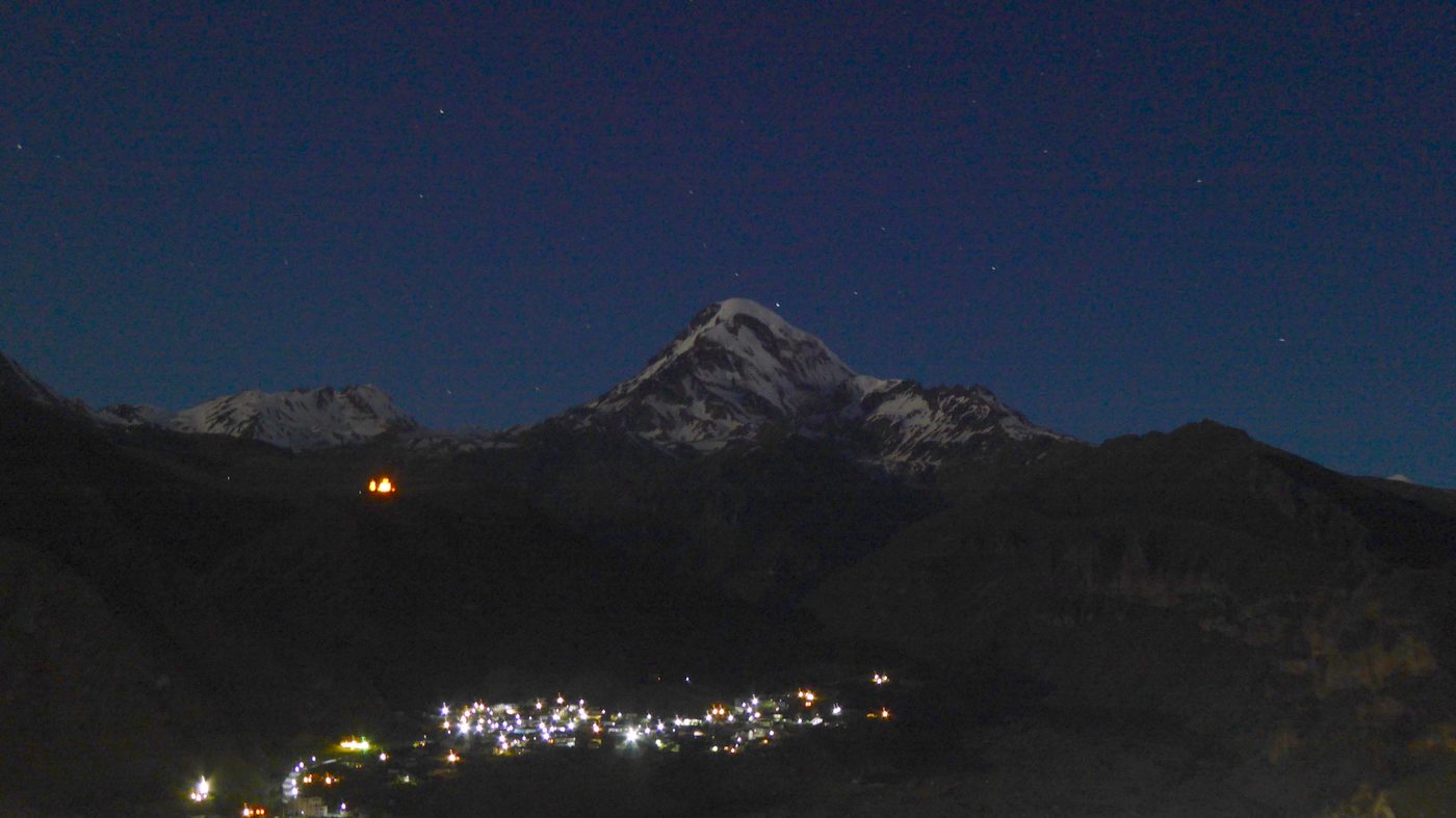 夜中のカズベギ山