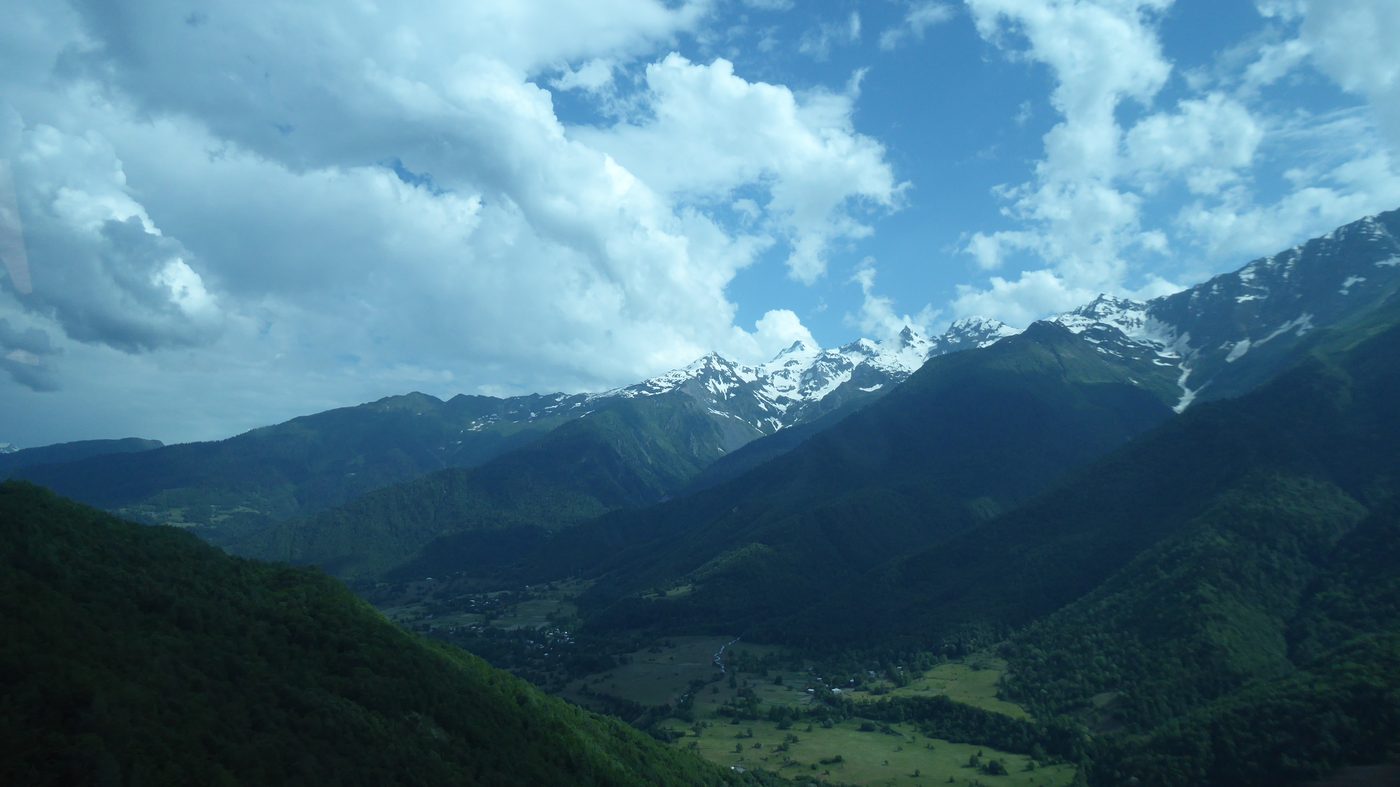 雪山と谷あいの村