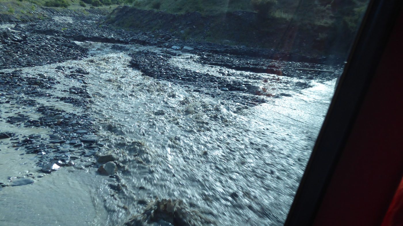川沿いのダートを4WDで進む