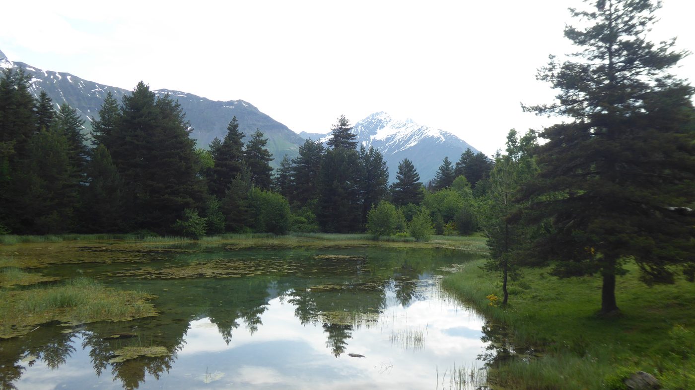 鏡のような山上の湖